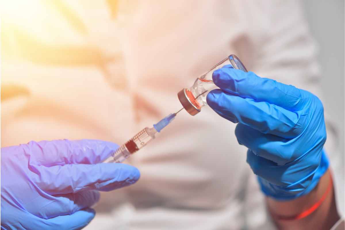 medico prepara le vaccinazioni di viaggio