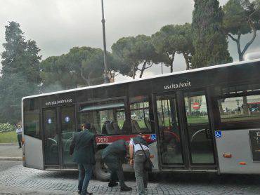 bus incendio piazza venezia