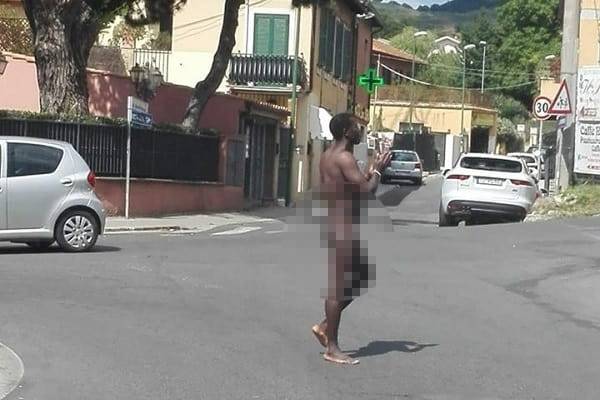 migrante nudo ubriaco