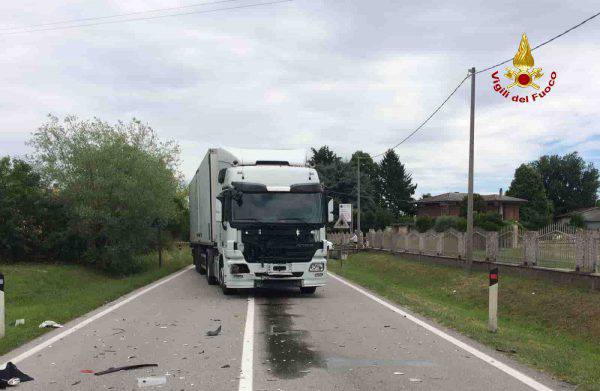 Scontro Vespa-Camion dopo un sorpasso: Stefano muore a 43 anni