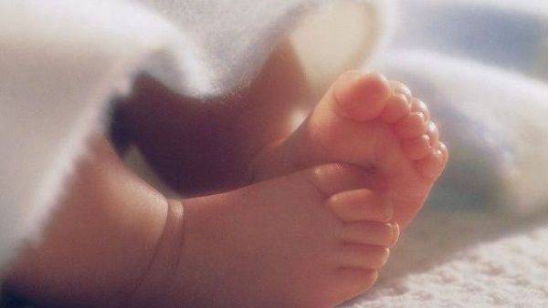Bambina di 9 mesi cade dal letto dei genitori e muore sul colpo