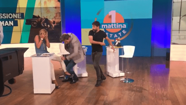 Uno Mattina, Massimiliano Ossini dà un pugno all'ospite in diretta - VIDEO