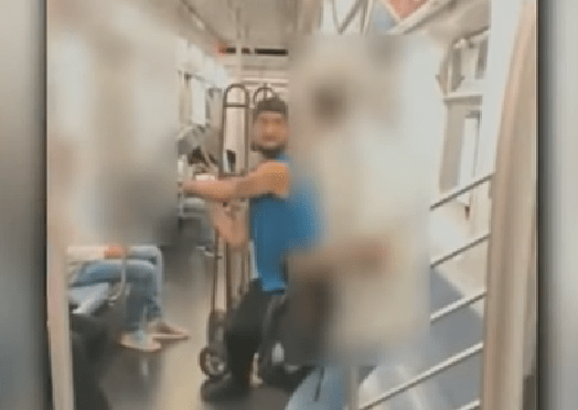 New York, follia in metro: fracassa il cranio a un passeggero poi scappa - VIDEO