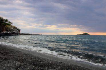 spiaggia-nera-calabria-cala-jannita-grotta-sciabella