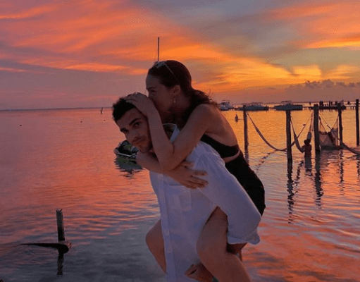 Aurora Ramazzotti si sposa a 21 anni con Goffredo, come la mamma Michelle