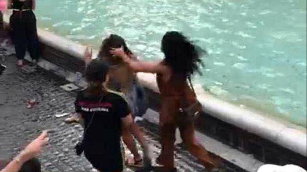 Folle rissa tra turisti per la foto migliore alla Fontana di Trevi - VIDEO