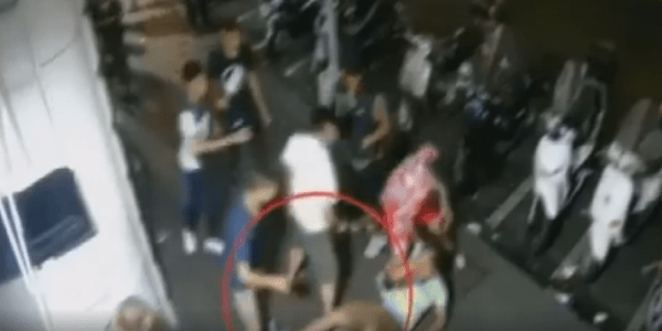 Roma: gruppo di immigrati aggredisce passante per derubarlo - VIDEO