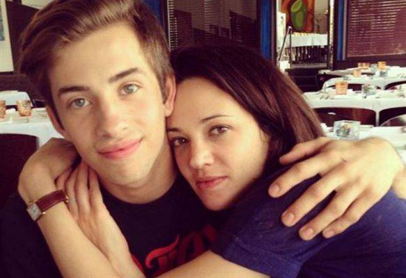 Asia Argento: selfie a letto col minore e messaggi compromettenti