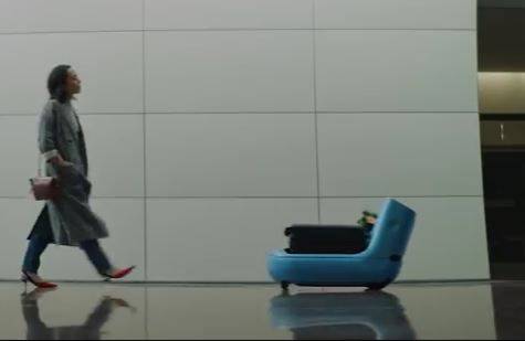 robot che porta il bagaglio