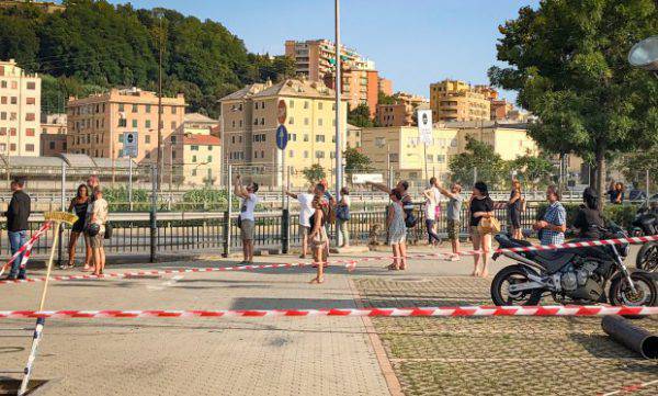 Selfie davanti al Ponte Morandi: il turismo dell'orrore non conosce limiti