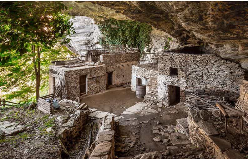 borgo nascosto nella roccia