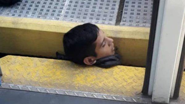 Ragazzo incastrato con la testa banchina del treno