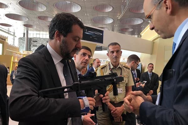 Matteo Salvini arma