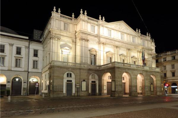 giovani a la scala di milano