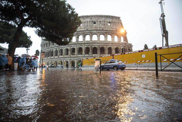 Maltempo, Roma sommersa dall'acqua e il traffico va in tilt