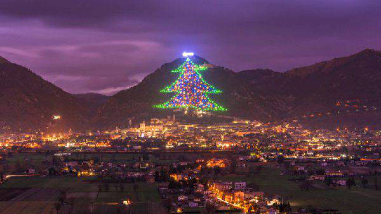 Foto Di Bellissimi Alberi Di Natale.Alberi Di Natale 2018 Bellissimi Grandi Eleganti E Particolari In Italia E Nel Mondo