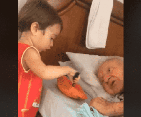 Bimbo si prende cura della nonna malata