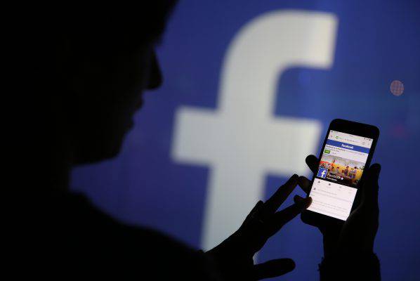 Facebook, nuovo scandalo: "20 dollari al mese per essere spiati"