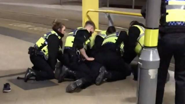 Manchester uomo accoltella passanti e poliziotto