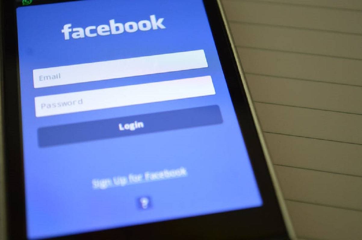 facebook utenti falsi rapporto