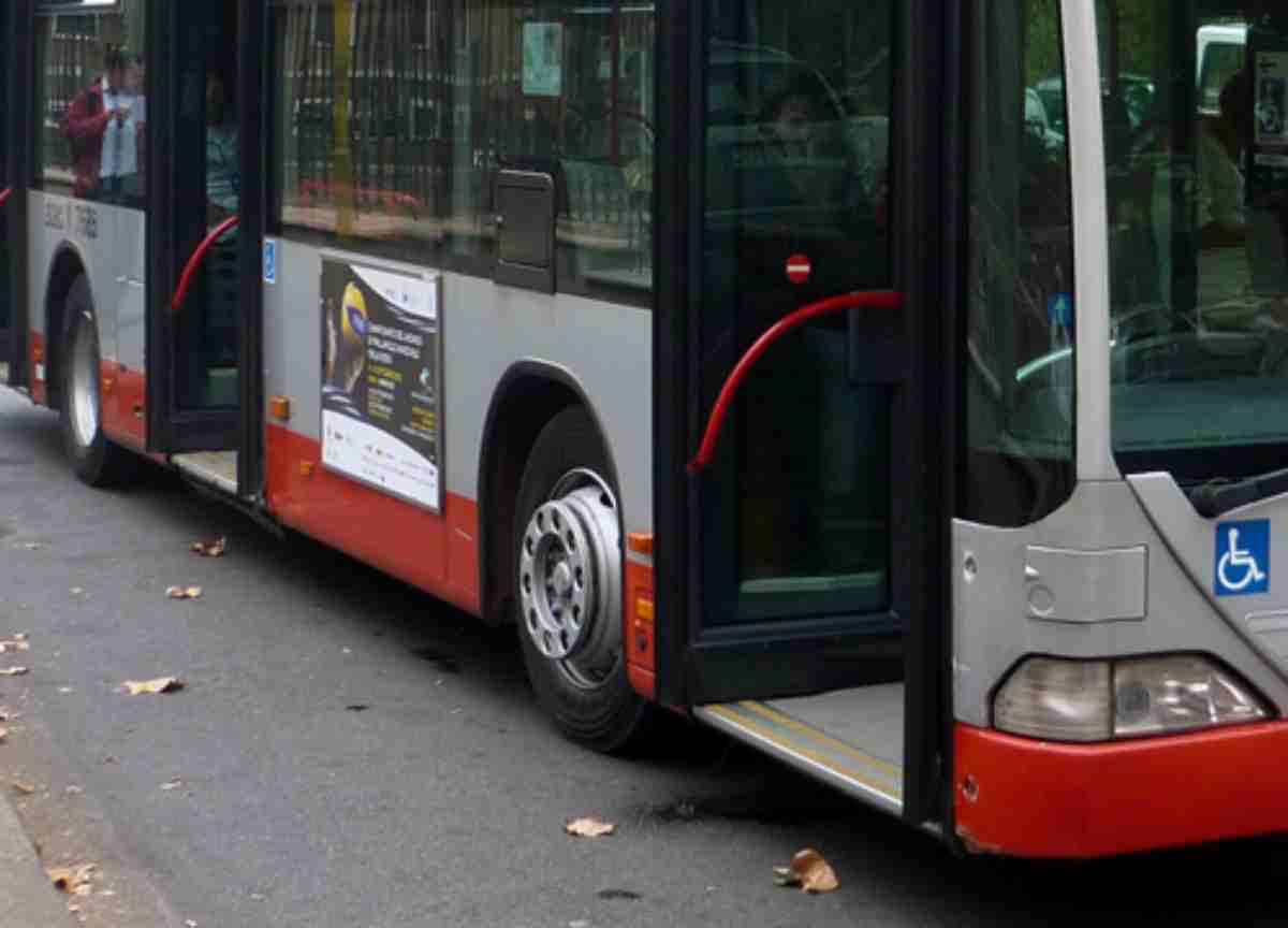 tre passeggeri finiscono in strada