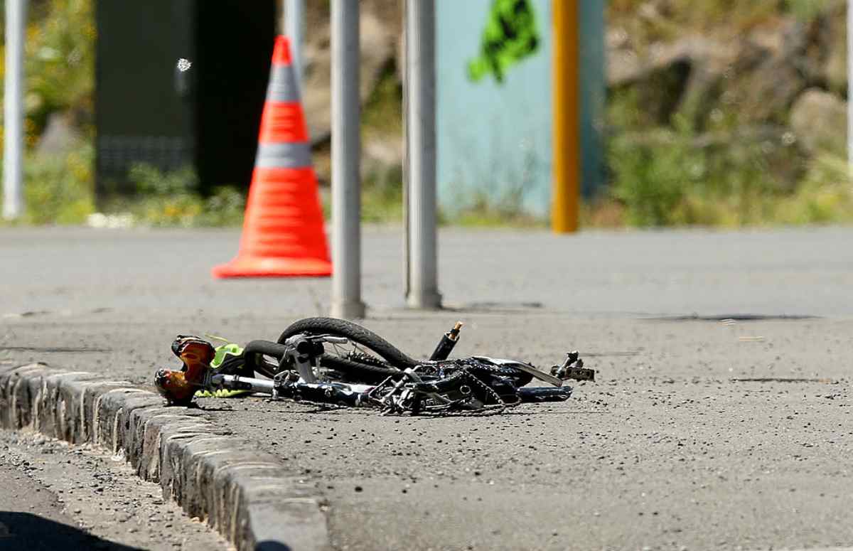 ciclista muore dopo l'impatto con un'auto