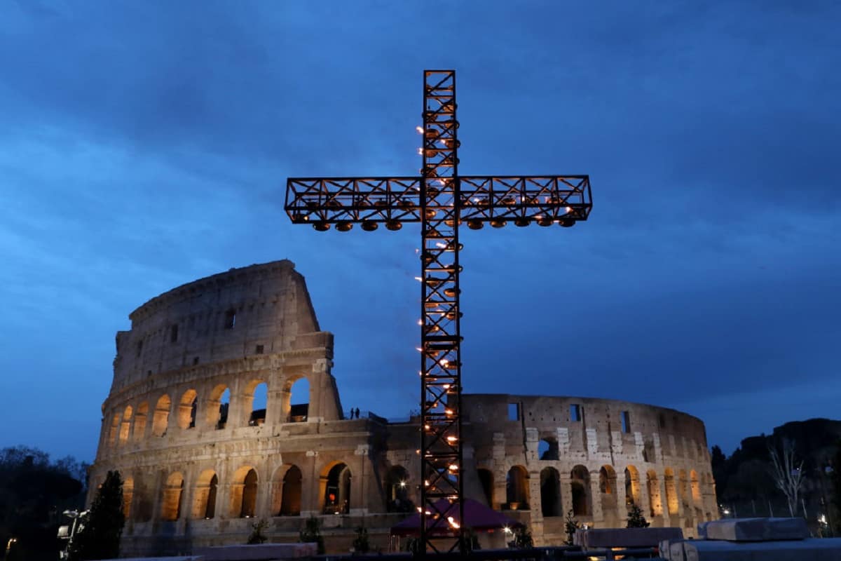 Via Crucis con Papa Francesco al Colosseo, ecco le meditazioni