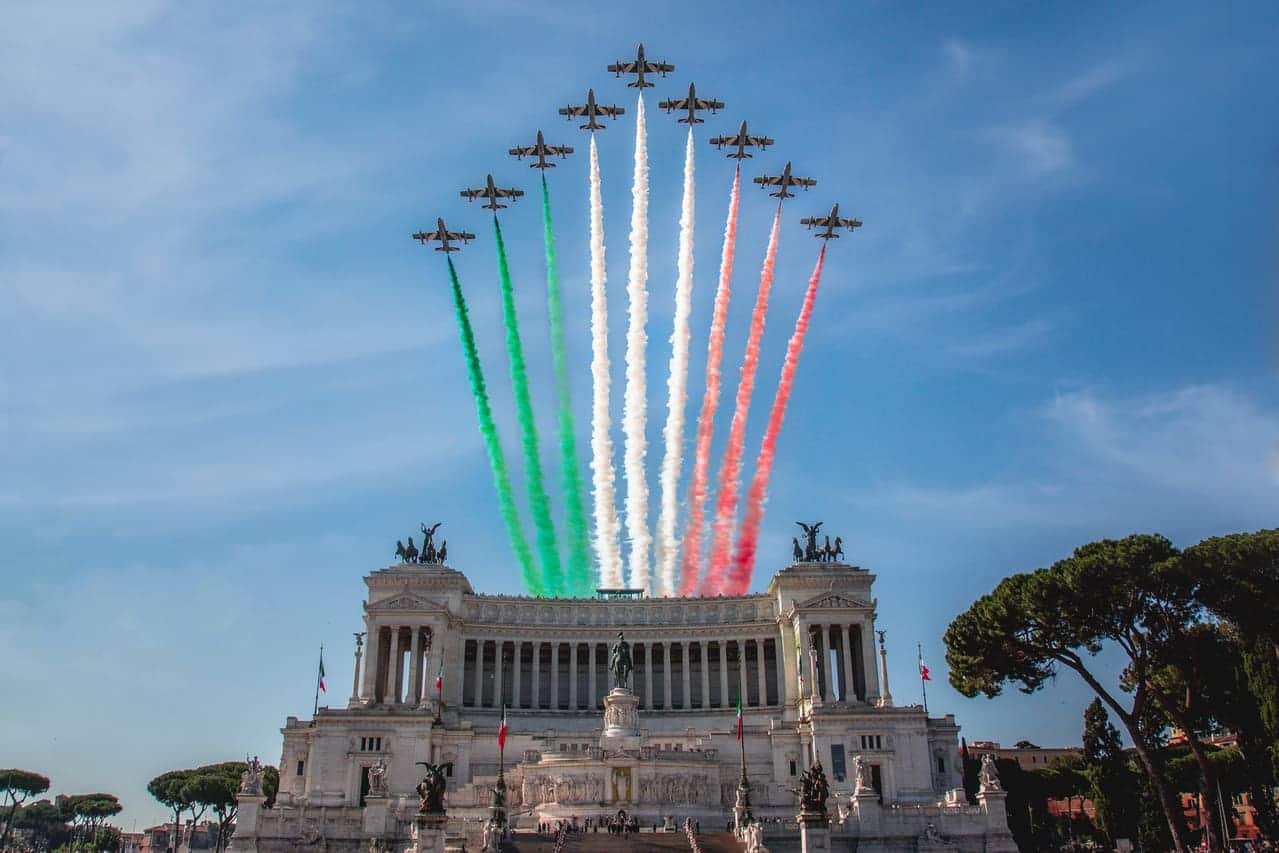 Le Frecce Tricolore sopra l'Altare della Patria il 2 giugno frecce tricolore