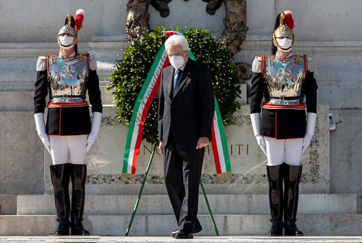 Presidente della Repubblica Sergio Mattarella rende omaggio al Milite Ignoto in occasione della Festa della Repubblica del 2020 @GettyImages