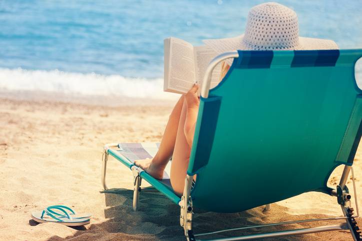 lettino-donna-mare-spiaggia-ergonomico-per-leggere.