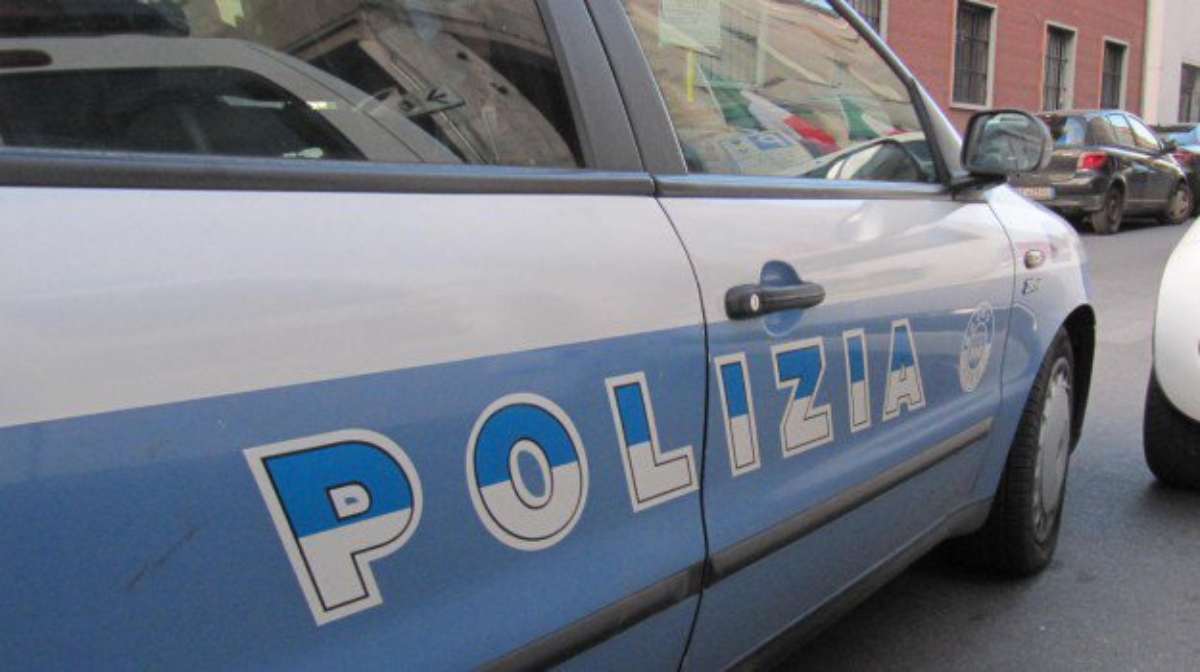 Milano, nigeriano distrugge auto e aggredisce poliziotti