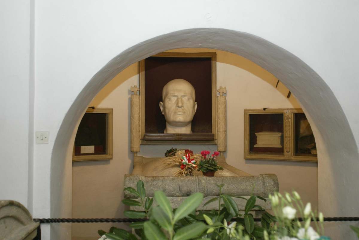 Predappio, riapre la cripta di Mussolini