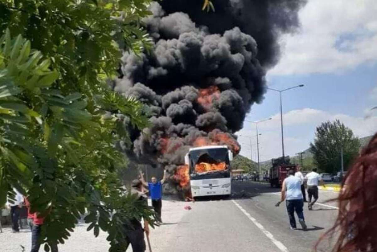 Turchia, pullman prende fuoco in autostrada