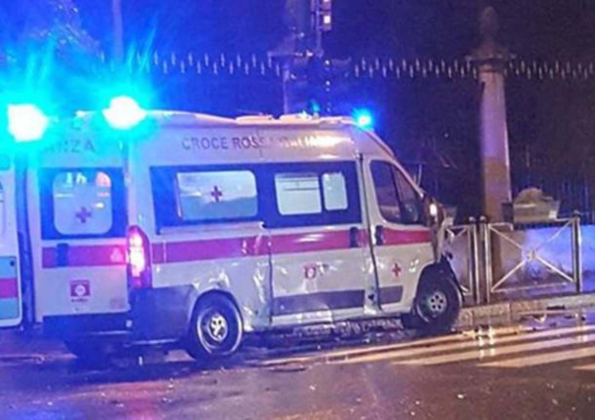 https://www.viagginews.com/wp-content/uploads/2019/08/incidente-ambulanza-.jpg