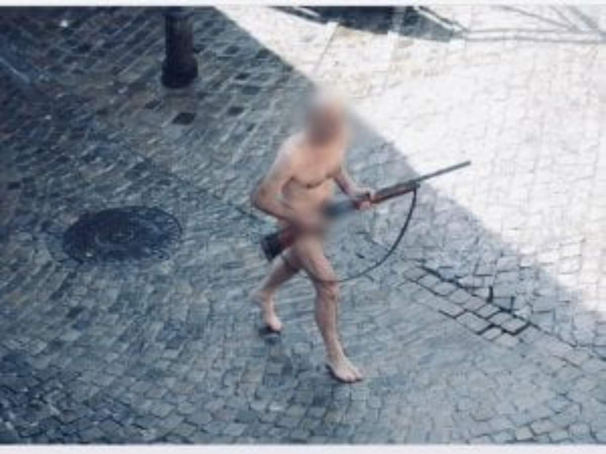 Uomo esce in strada nudo e armato di fucile