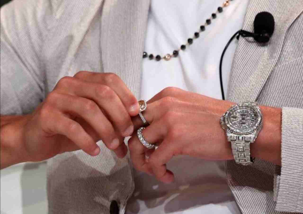 Cristiano Ronaldo | orologio ed anelli di diamanti alla cerimonia | polemica