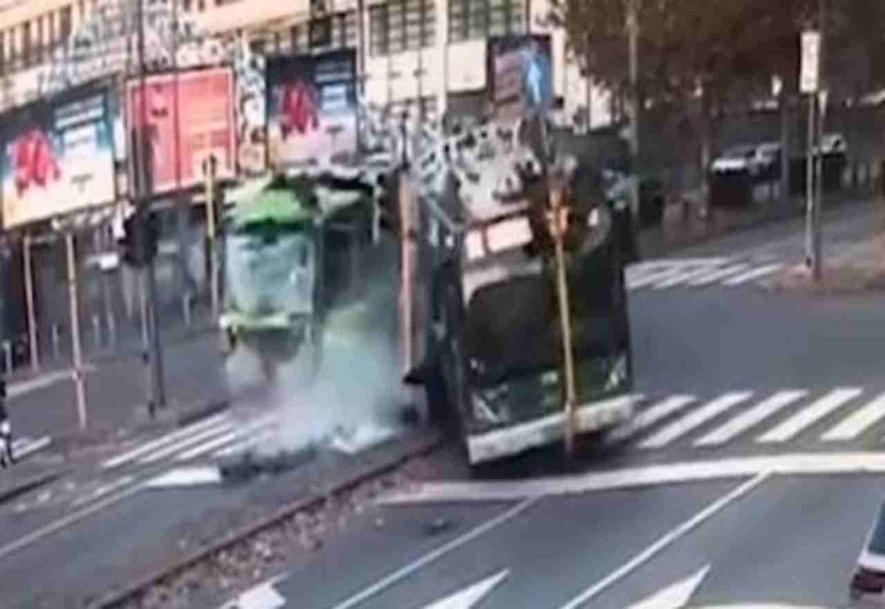 Incidente filobus Milano