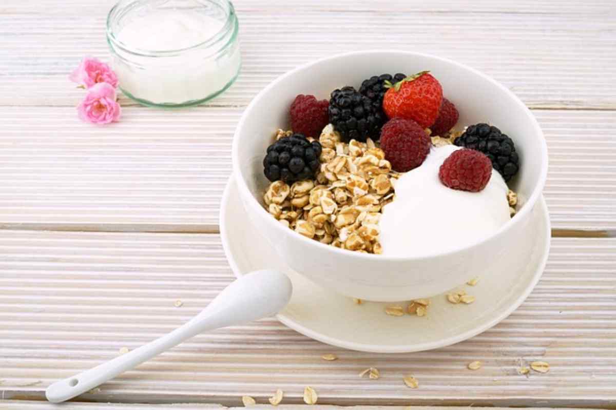 Yogurt, frutta e cereali