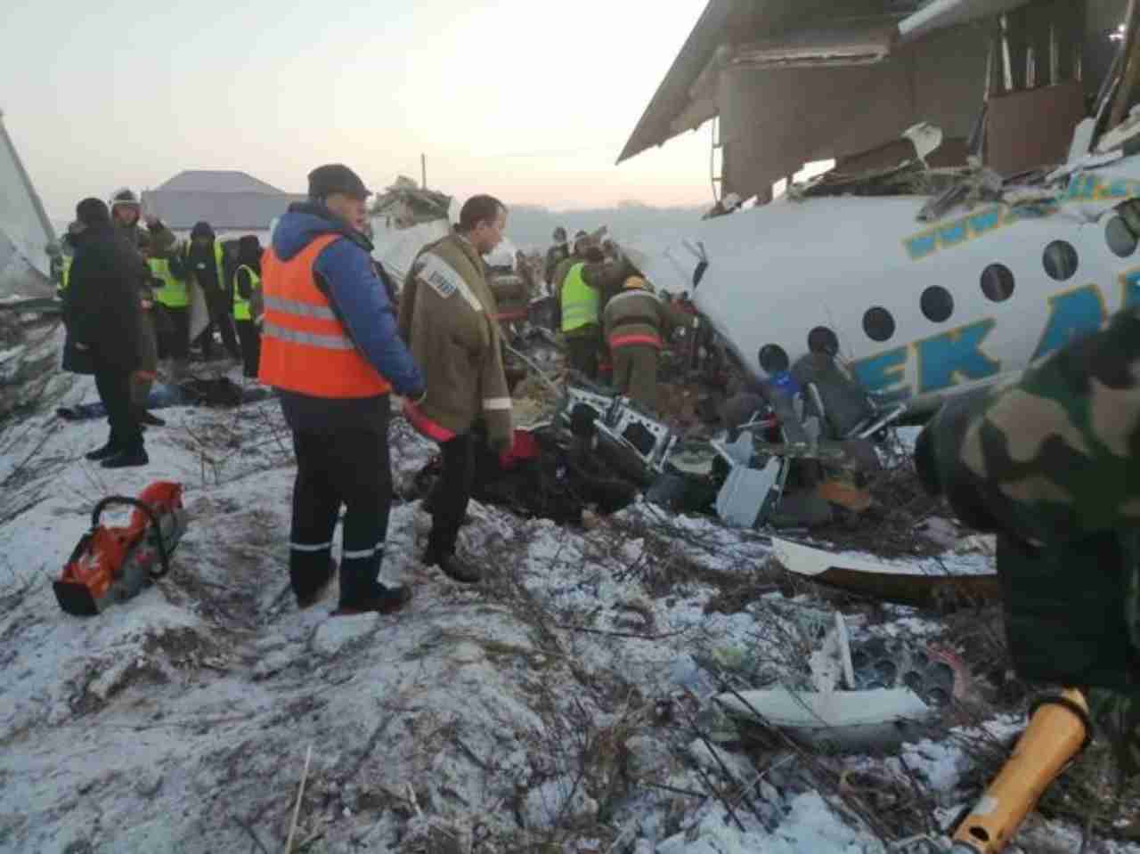 Disastro aereo bambino estratto vivo tra i tanti morti a bordo FOTO