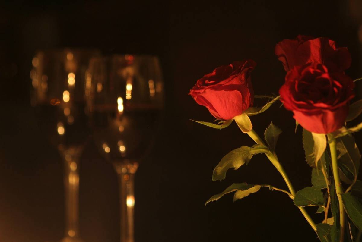 Rose su un tavolo per la cena di San Valentino