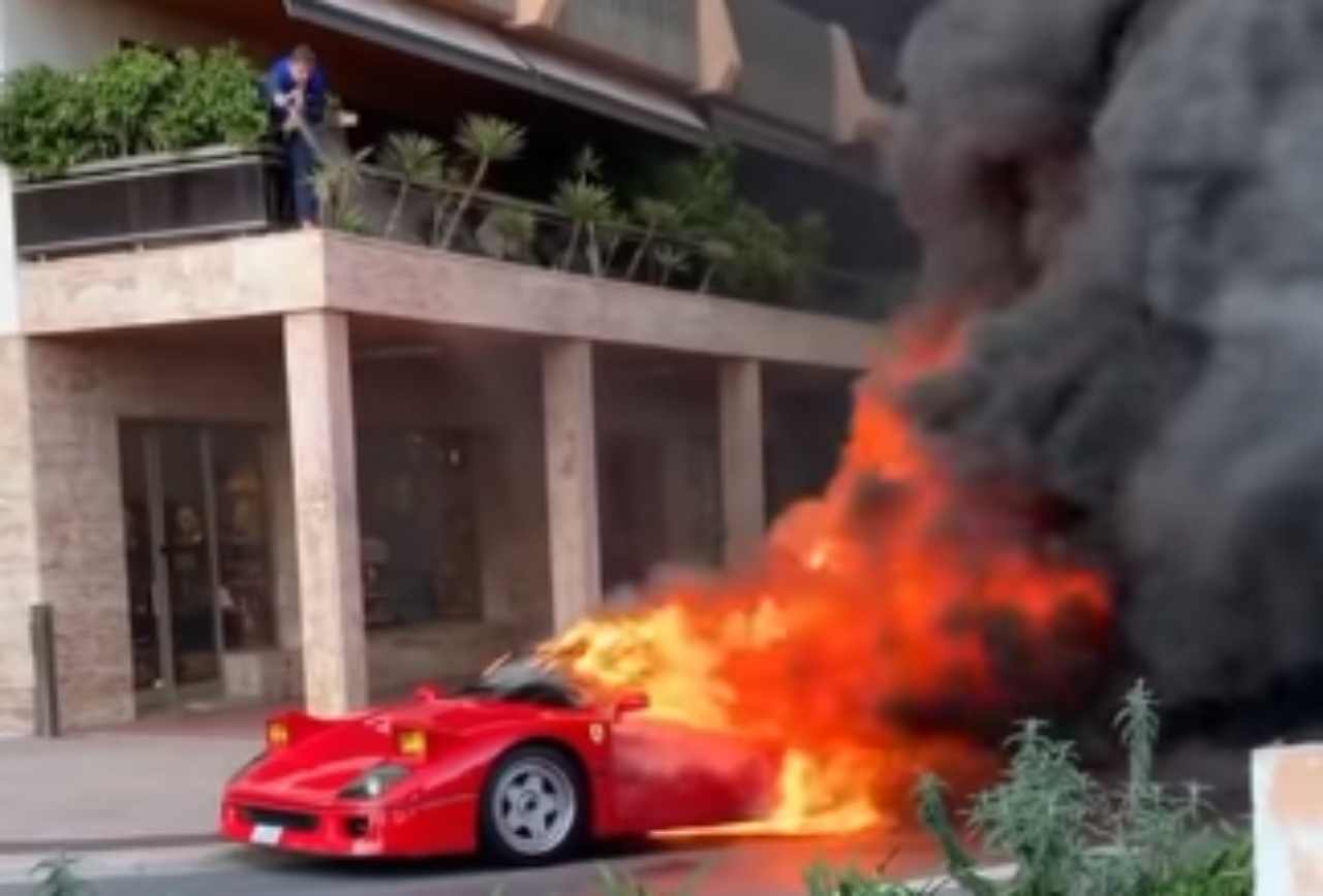 Ferrari in fiamme