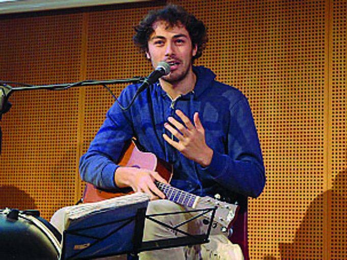 Pinguini tattici nucleari, chi è il cantante Riccardo Zanotti