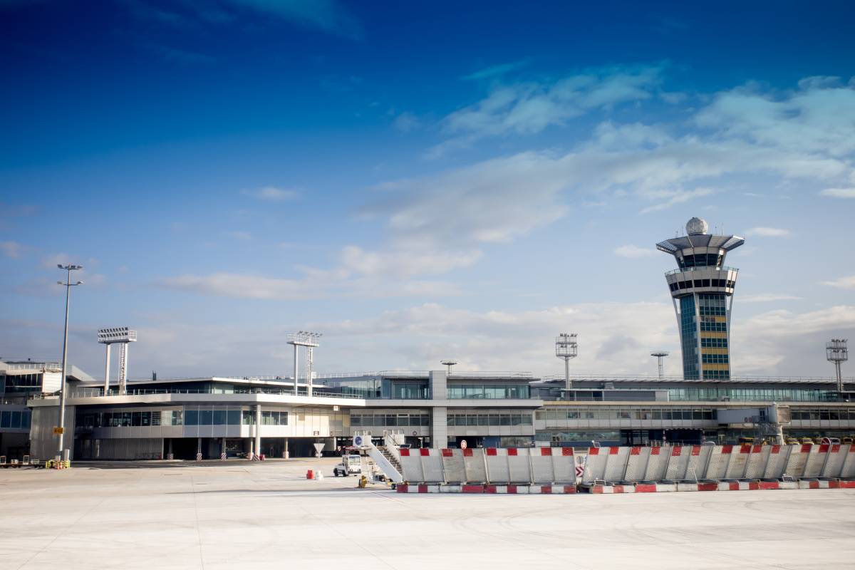 chiude aeroporto parigi orly