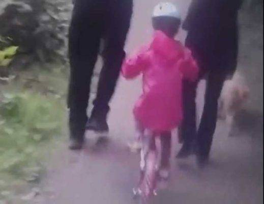 bambina cade dalla bicicletta