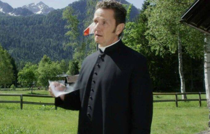 Din Don Un Paese In Due Trama Film