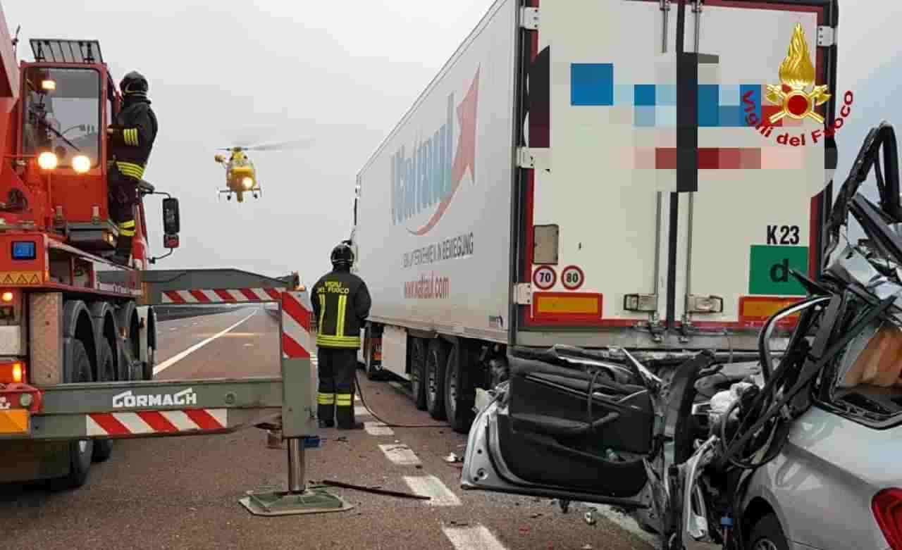 Incidente Bologna tremendo impatto tra furgone e tir 2 morti