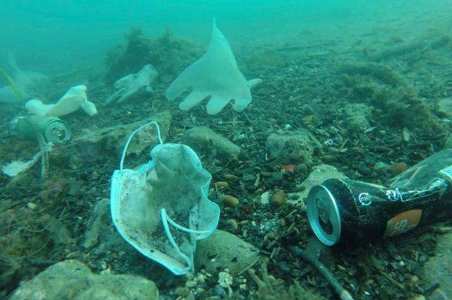 Le mascherine e i guanti si decompongono in 400 anni