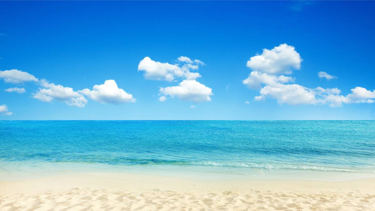 Unghie gel, nail art a tema viaggi per la primavera 2023 2 spiagge bianche italia