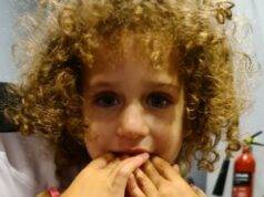 Bimba vaga sola per strada: la polizia sulle tracce della madre Bimba vaga sola per strada: la polizia sulle tracce della madre