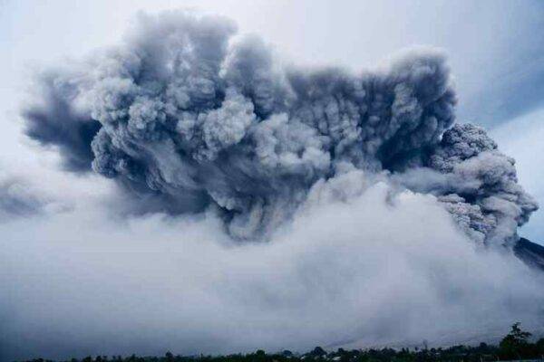 Eruzione del vulcano Sinabung a Sumatra